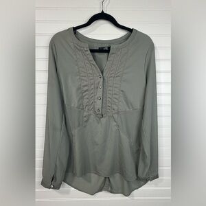 BKE Boutique women’s sage green high low long sleeve blouse. Size M.